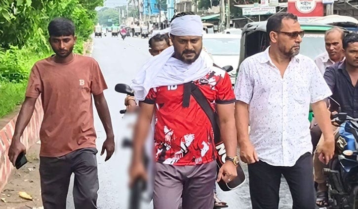 পাবনার ঈশ্বরদীতে কাফনের কাপড় জড়িয়ে অস্ত্র হাতে সাবেক ছাত্রদল নেতার মহড়া
